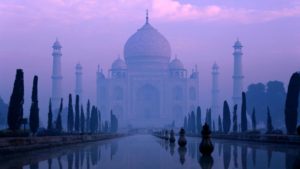 India lila ködbe borult épülete